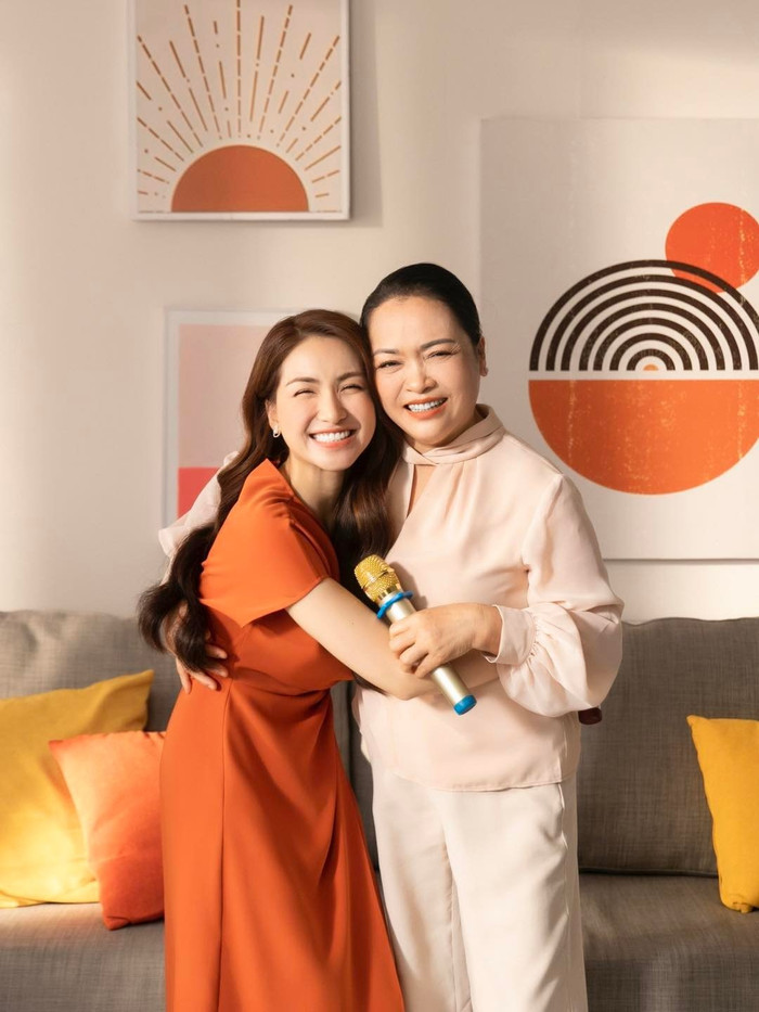 Hòa Minzy và mẹ ruột.