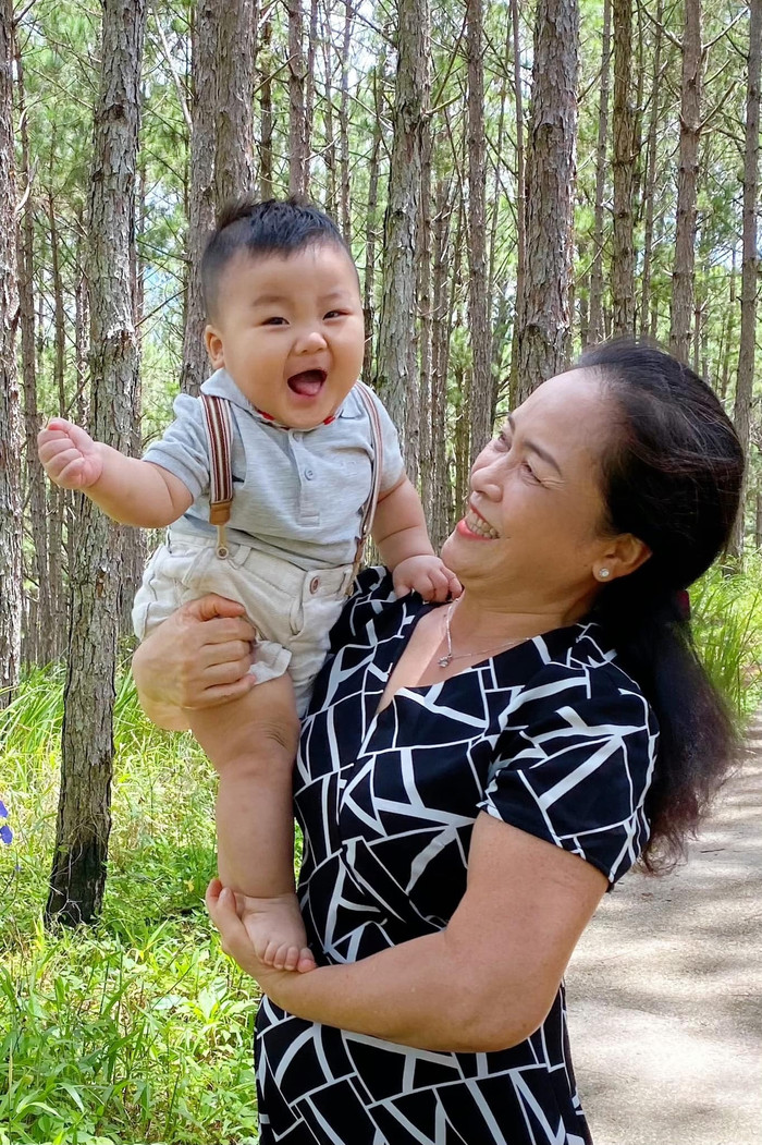 Mẹ ruột Hòa Minzy và bé Bo.