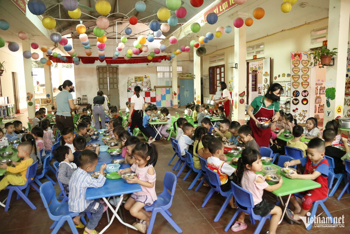 Sau 1 ngày tạm dừng, Trường Mầm non Hoa Sen đã nối lại việc nấu ăn, phục vụ bữa ăn bán trú cho các em học sinh.