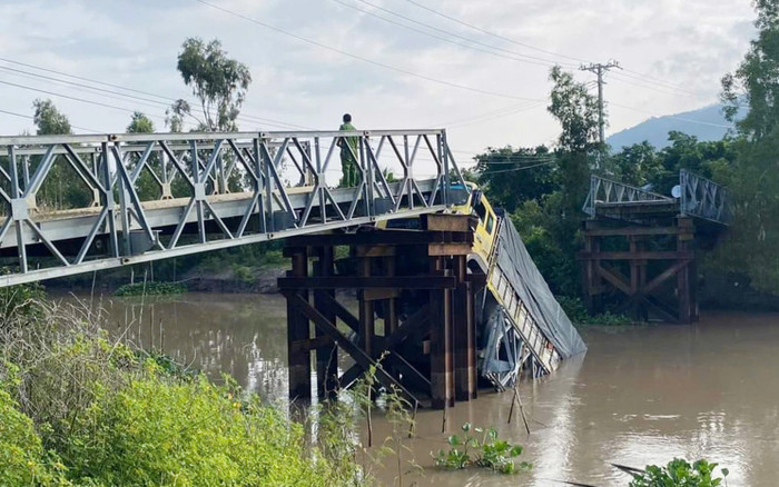 Xe tải chở 30 tấn gạch làm sập cầu tải trọng 5 tấn ở An Giang Ảnh 2