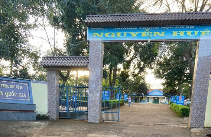 Trường THCS Nguyễn Huệ nơi xảy ra vụ 2 nữ sinh bị đâm trọng thương sau giờ chào cờ.