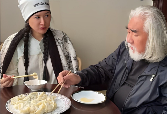 Nam diễn viên, đạo diễn Trương Kỷ Trung tự nấu ăn cho vợ mới sinh.