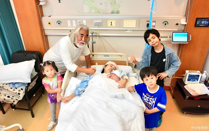 Gia đình Trương Kỷ Trung chụp ảnh cùng em bé mới sinh.