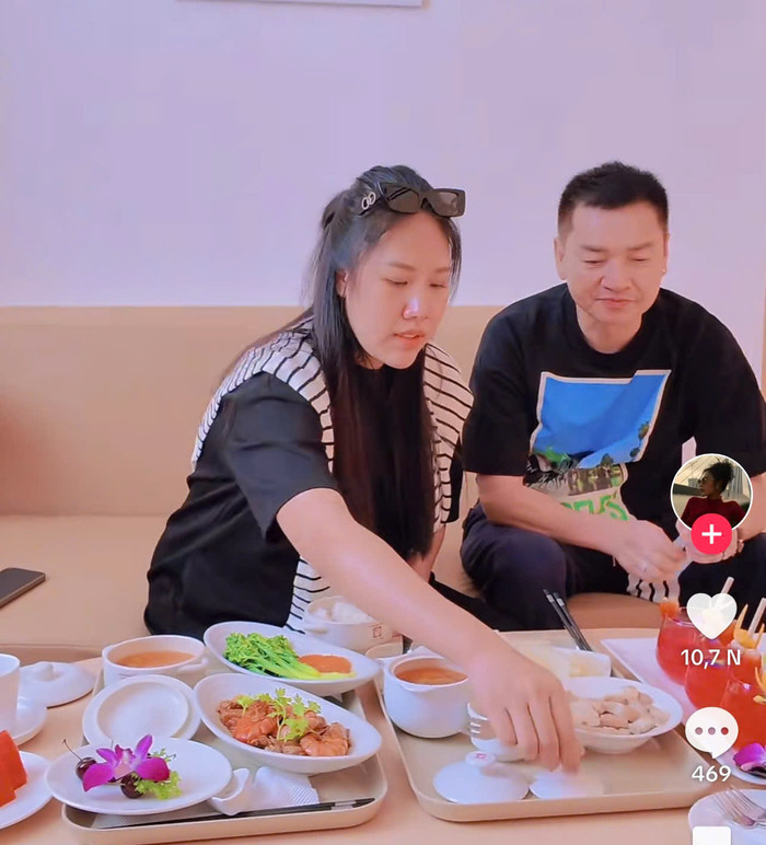 Bạn gái Quang Minh đi sinh trong bệnh viện đầy đủ tiện nghi, hiện đại.