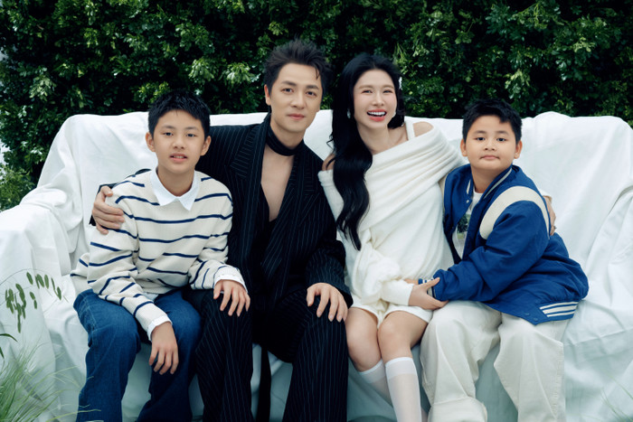 Đăng Khôi diện vest trẻ trung, phóng khoáng khi chụp ảnh cùng bà xã và hai con trai.