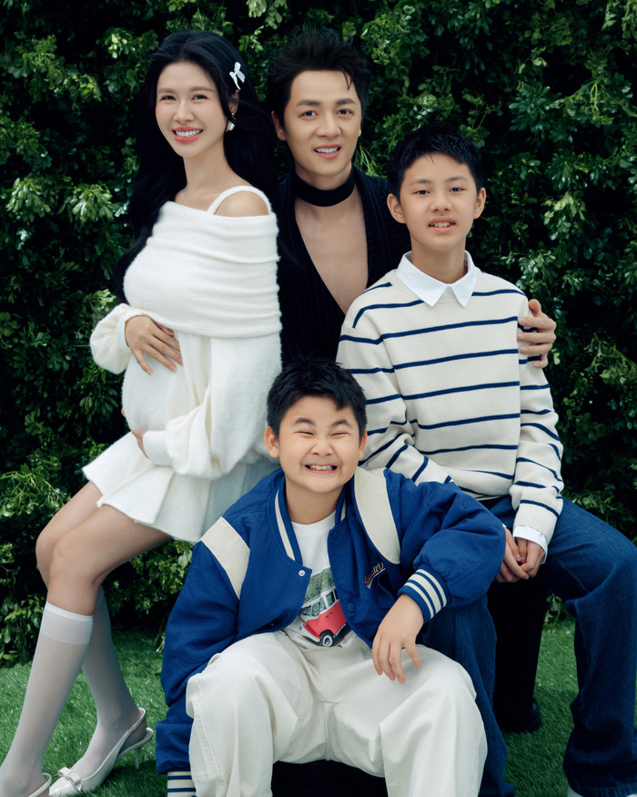 Đăng Khôi và bà xã cùng các con nở nụ cười hạnh phúc khi chụp ảnh kỷ niệm 11 năm ngày cưới.