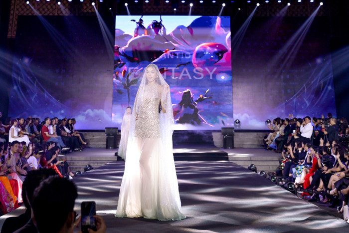 Chào mừng kỷ niệm ngày nhà giáo Việt Nam 20/11 và hành trình 75 năm hành trình ĐH Mỹ thuật công nghiệp đào tạo ngành thiết kế thời trang Việt Nam, không gian của Bảo tàng Hà Nội đã rực sáng đèn lung linh trong một đêm diễn đầy ý nghĩa mang tên 'Cội nguồn tinh hoa hội tụ'.