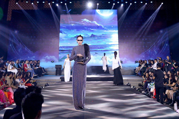 Những trang phục được lựa chọn kỹ càng từ những chất liệu cao cấp như voan lụa, ren dệt hoa cao cấp. Những chất liệu mềm mại, bay bổng này không chỉ mang đến cảm giác thoải mái mà còn tôn lên vẻ đẹp nữ tính, quyến rũ của người mặc. 