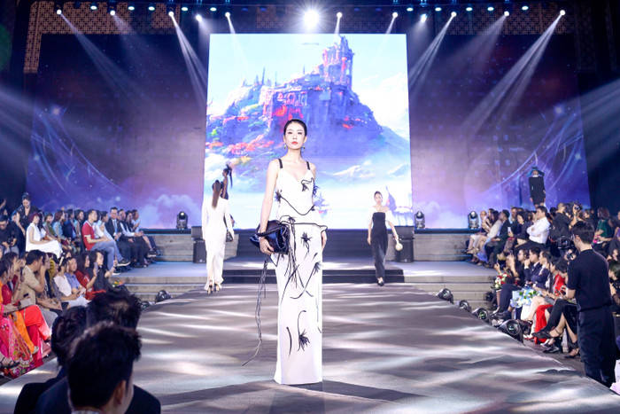 Qua bộ sưu tập này, nhà thiết kế Mai Phương Anh muốn gửi gắm thông điệp về sự tự do, về việc dám mơ ước và theo đuổi những điều mình muốn. Những người phụ nữ hiện đại, thông minh và độc lập sẽ tìm thấy chính mình trong những thiết kế đầy cảm hứng này.