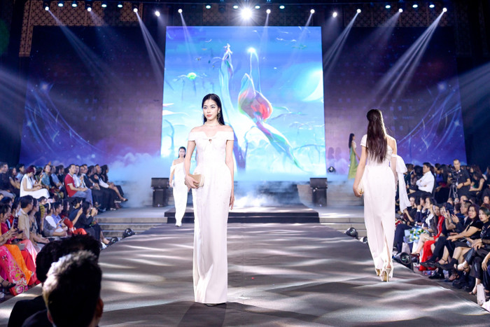 Bên cạnh đó, kỹ thuật đính kết trang trí thủ công tỉ mỉ đã tạo nên những hiệu ứng thị giác đẹp mắt, khiến mỗi thiết kế trở nên thật đặc biệt.