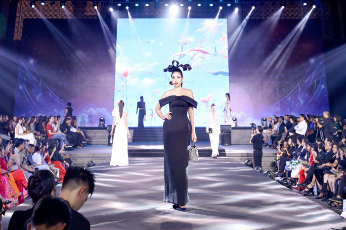 Những thiết kế với các đường cắt cúp táo bạo, những chi tiết cách điệu độc đáo