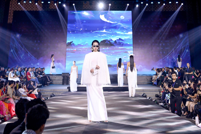 Là một bản giao hưởng của những giấc mơ, nơi thực tại và hư ảo hòa quyện một cách tinh tế, bộ sưu tập vẽ nên một bức tranh sống động về một thế giới đầy màu sắc, nơi những cô gái hiện đại có thể tự do khám phá và thể hiện bản thân. Mỗi thiết kế trong bộ sưu tập đều mang trong mình một câu chuyện riêng, một thông điệp về khát vọng tự do và tinh thần làm chủ cuộc sống.