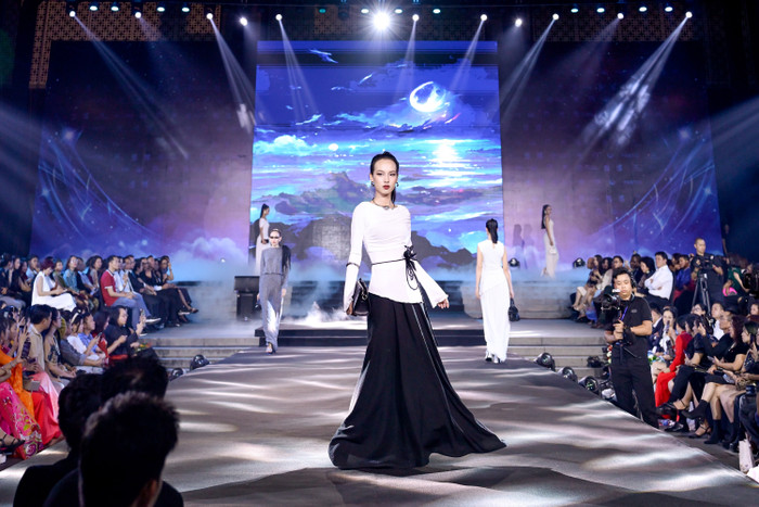 Những thiết kế trong bộ sưu tập không chỉ phù hợp với những buổi tiệc sang trọng mà còn có thể ứng dụng trong cuộc sống hàng ngày, giúp người mặc luôn nổi bật và thu hút mọi ánh nhìn.