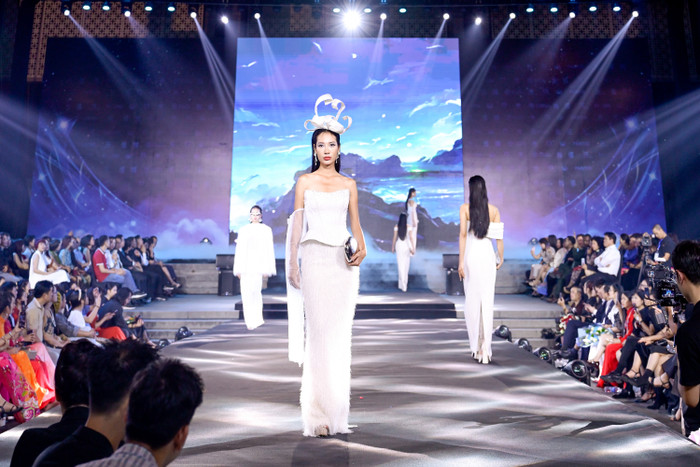 BST thời trang ứng dụng cao cấp có tên gọi Fantasy được trình diễn do NTK Mai Phượng Anh thực hiện. Được biết, chị là 1 trong những cựu sinh viên ưu tú của trường.