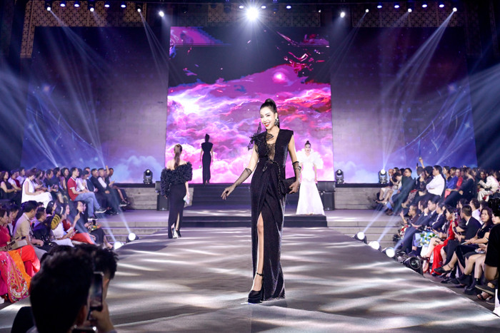 BST này được lấy cảm hứng từ những xúc cảm đa chiều của thế giới ảo ảnh, vẽ lên câu chuyện nghệ thuật của thời trang đương đại theo trường phái lãng mạn -sang trọng - hiện đại, hứa hẹn mang đến những thiết kế đặc sắc, ấn tượng dẫn đầu xu hướng thời trang Thu Đông 2024.