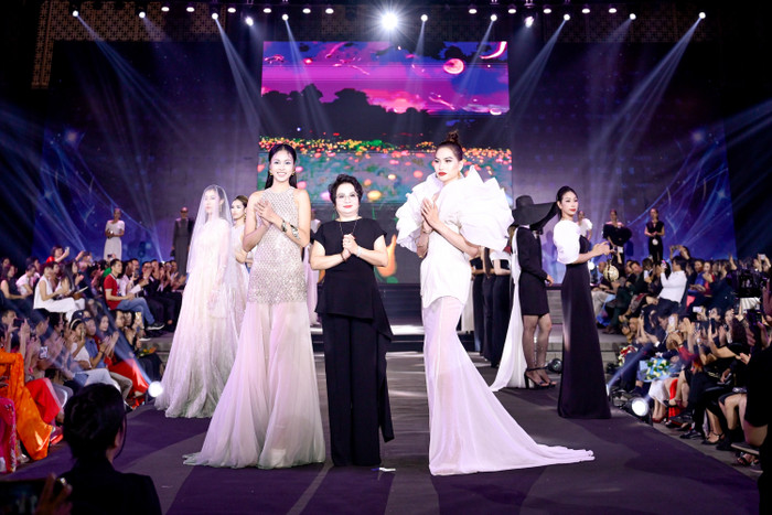 Giới sinh viên và công chúng mãn nhãn trong 'bữa tiệc thời trang' 