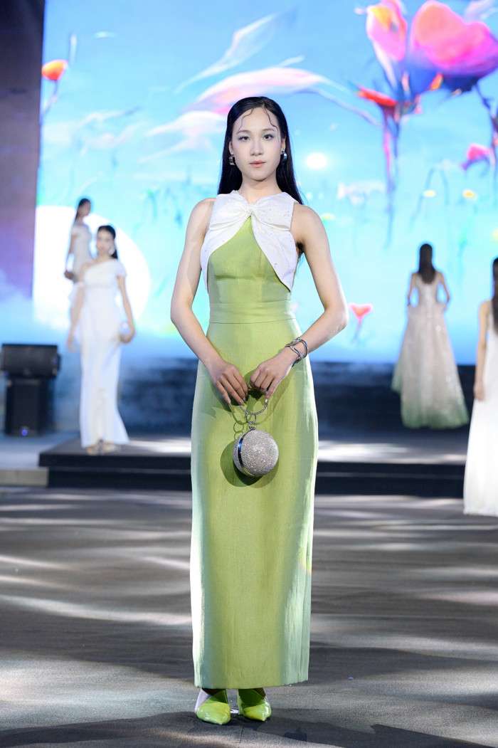 Những 'bộ cánh' cực đẹp mắt được trình diễn khiến giới sinh viên yêu thời trang vô cùng hào hứng