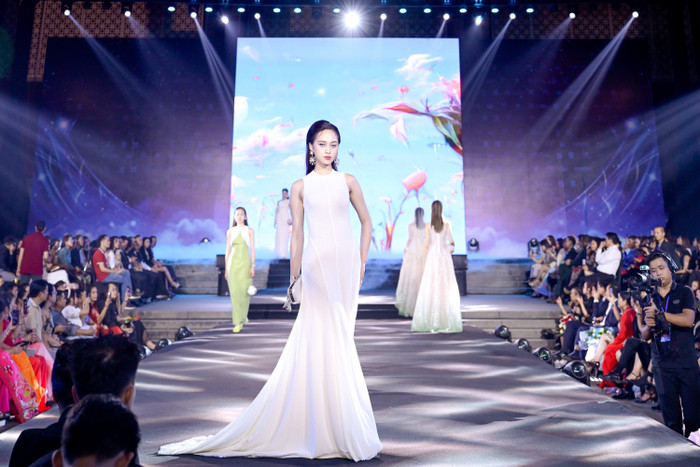 Tiến sĩ Phạm Hùng Cường - Hiệu Trưởng trường ĐH Mỹ thuật công nghiệp bày tỏ: cảm Đây là chương trình ý nghĩa giao thoa đầy sáng tạo giữa cựu sinh viên -những người đã và đang đóng góp cho sự phát triển của ngành Thời trang và các sinh viên hiện tại, những tài năng trẻ đầy nhiệt huyết mang đến một đêm thời trang ấn tượng cho quý vị quan khách, những người yêu thích thời trang tại thủ đô Hà Nội.