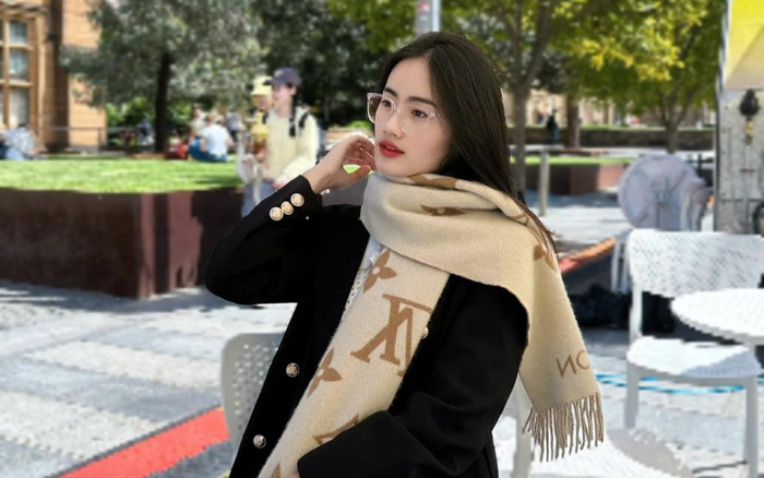 Chiếc khăn chục triệu được Tân Hoa hậu Quốc Tế và Ý Nhi 'lăng xê' Ảnh 2