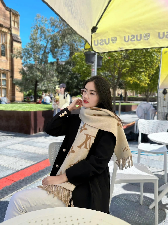 Hoa hậu Ý Nhi được khen ngợi xinh đẹp như 'phu nhân' khi đeo khăn choàng monogram.