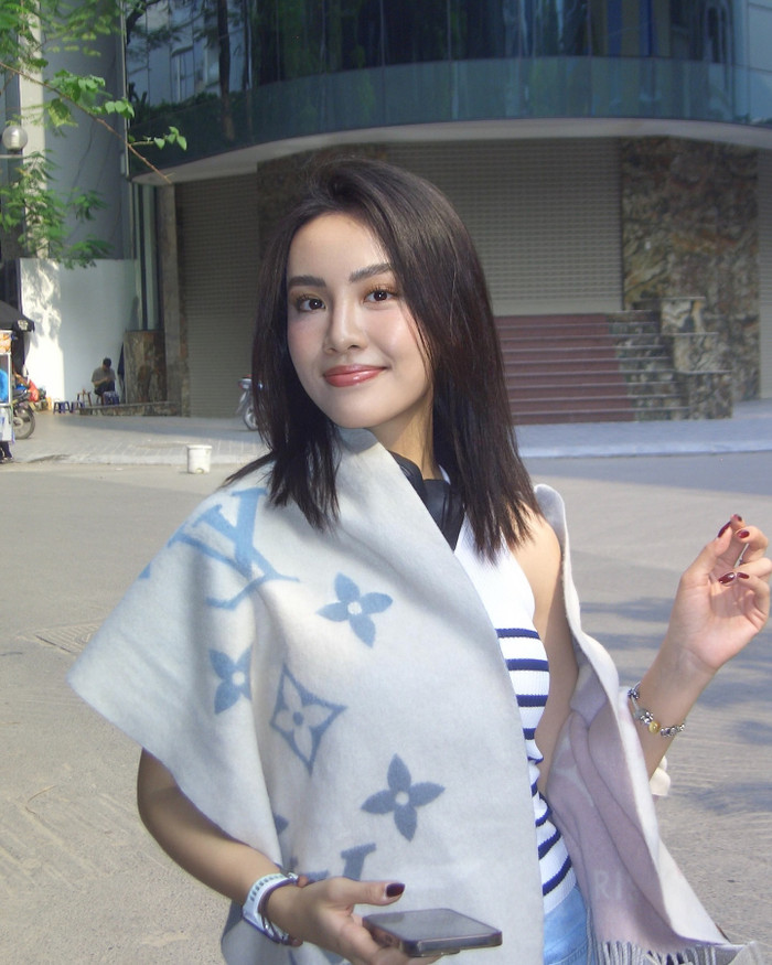 Á hậu Thủy Tiên cũng sở hữu mộ chiếc khăn cùng thương hiệu với hai đàn em nhưng là dòng Reykjavik, với giá 25 triệu đồng. 