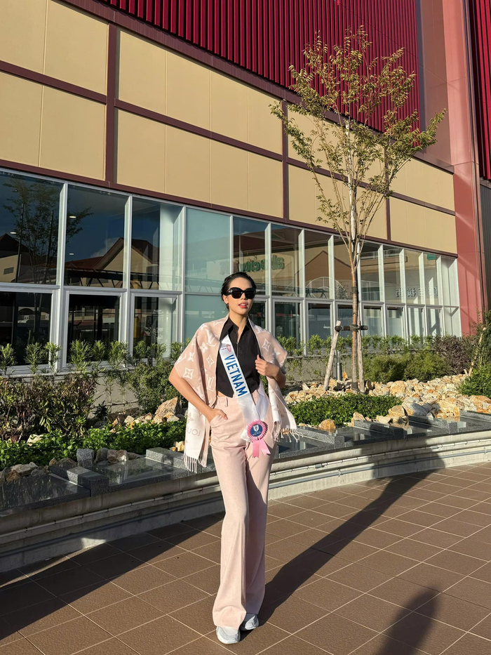 Hoa hậu Thanh Thủy toát lên vẻ đẹp thanh lịch cùng mẫu khăn choàng bằng len màu hồng phấn. 