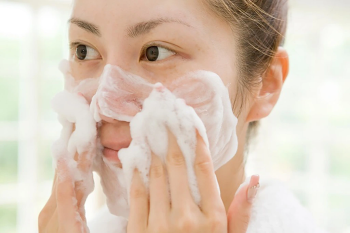 Làm sạch bằng sữa rửa mặt tạo bọt.