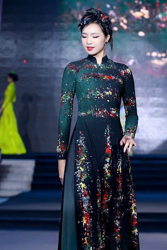 Thông qua show diễn, Bảo Ngọc muốn nhấn mạnh vào văn hóa của ngành công nghiệp thời trang Việt.