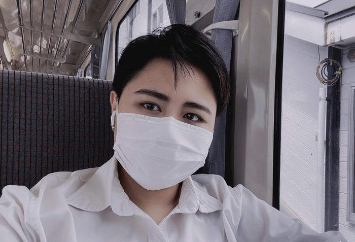 Hợp Đức có ngoại hình tomboy và mạnh mẽ.