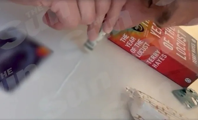 Hình ảnh trọng tài David Coote sử dụng chất cấm trong khách sạn vào thời điểm Euro 2024 diễn ra.