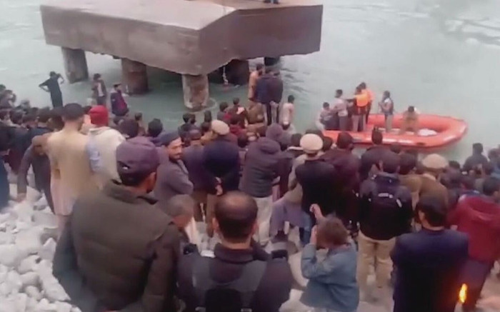 Nhói lòng cảnh trục vớt nạn nhân vụ xe chở khách đi đám cưới lao xuống sông Ảnh 2