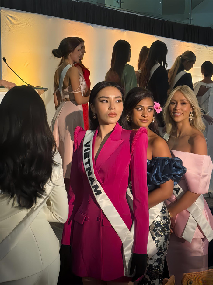 Hoa hậu Kỳ Duyên xuất hiện nổi bật tại sự kiện ra mắt vương miện mới của Miss Universe.