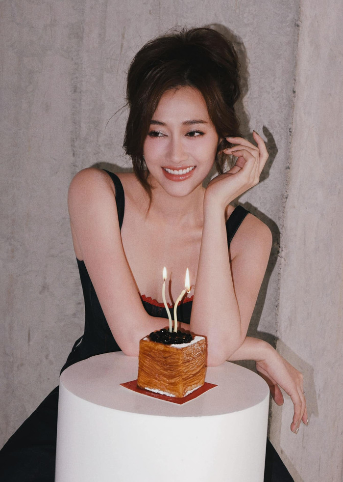 Nữ diễn viên khoe ảnh đón tuổi mới đầy ngọt ngào.