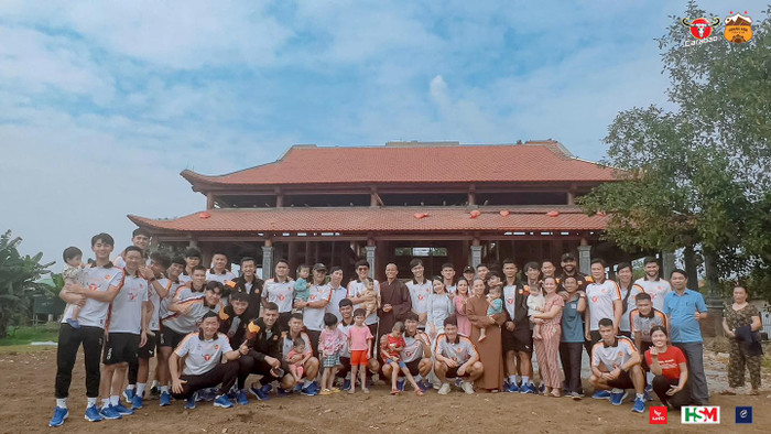 CLB HAGL ghé thăm Chùa Vĩnh - ngôi chùa có lịch sử lâu đời tới 600 năm, tại thôn Liên Tân, xã Thượng Lộc, huyện Can Lộc, Hà Tĩnh. Ảnh: HAGL