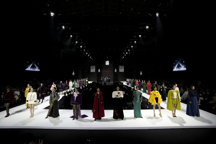 Mỗi bộ trang phục là một điểm nhấn sống động, với các mảng màu thêu rực rỡ và hoa văn nổi bật. Những ánh đèn vàng chiếu rọi từng đường nét tinh tế, làm cho các thiết kế như đang kể câu chuyện mùa đông một cách sống động, làm lay động lòng người, tạo nên một không khí rực rỡ, ấm áp trong lòng mùa đông. 