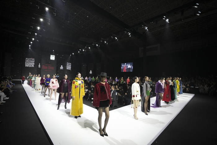 Dàn model cao hơn 1m80 thể hiện xuất sắc bộ sưu tập Thu-Đông mới nhất của NTK Đức Hùng.