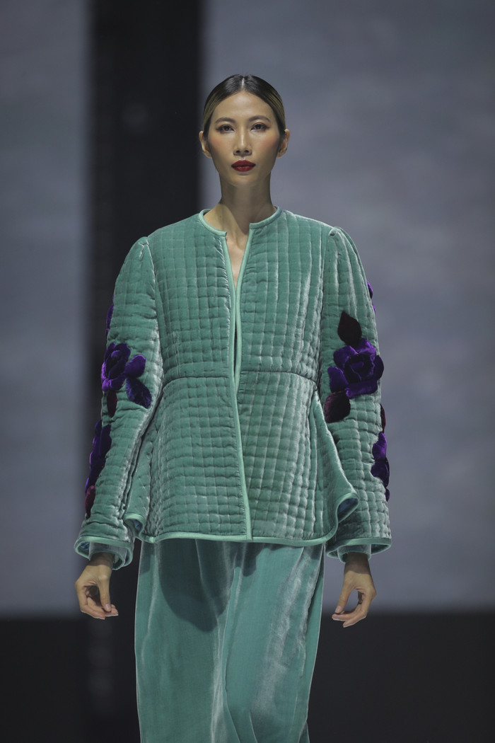 Điểm nhấn của bộ sưu tập nằm ở kỹ thuật tạo khối 3D phồng, xốp, cho phép các mảng hoa văn như những đóa hoa nở rộ trên nền nhung the quý phái. Sắc màu thêu tương phản càng làm nổi bật từng cánh hoa và cành lá, thể hiện sự kỳ công của những bàn tay nghệ nhân.