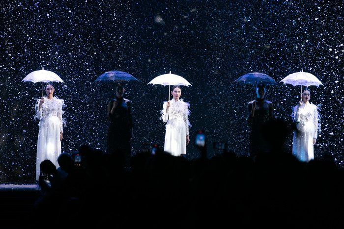 'Có Một Mùa Đông Như Thế' – không chỉ là thời trang, mà còn là câu chuyện về một mùa đông ấm áp, dịu dàng, gắn kết, nơi mỗi thiết kế như những khoảnh khắc đẹp đẽ và vẹn tròn của mùa đông Hà Nội. 