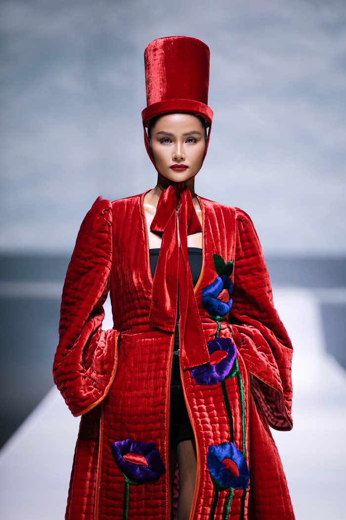 Lần đầu tiên Hoa Hậu H’Hen Niê hợp tác cùng NTK Đức Hùng tạo được dấu ấn trong lòng khán giả. Bộ sưu tập gây ấn tượng ngay từ những bước đi đầu tiên nhờ chất liệu nhung the được chần bông tỉ mỉ. Đức Hùng sử dụng những đường cắt và xẻ táo bạo, khéo léo để tạo nên phong cách thời trang mới mẻ mà vẫn đậm chất Việt. Sự tinh xảo của từng đường thêu được nhấn nhá kỹ càng, giúp các mẫu trang phục bừng sáng với những họa tiết sống động, tràn đầy cảm xúc.