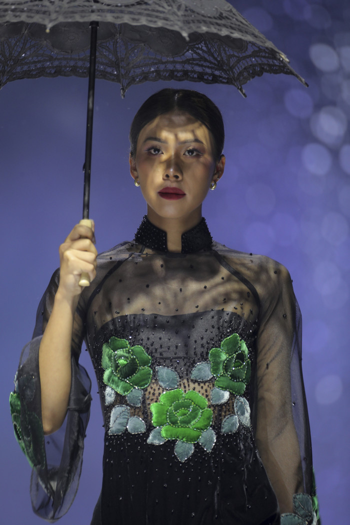 Những bông hoa hồng nhung gam màu trầm ấm điểm xuyết trên nền chất liệu dạ, cùng với kỹ thuật đính hạt pha lê tinh xảo, đã tạo ra hiệu ứng ánh sáng lấp lánh, làm cho mỗi bộ trang phục trở thành một tác phẩm nghệ thuật có hồn. Bộ sưu tập là bản hòa ca giữa các sắc màu và chất liệu phong phú, khắc họa hình ảnh một mùa đông miền Bắc đầy chất thơ và hoài niệm, nhưng cũng phảng phất phong cách mới mẻ và cá tính.