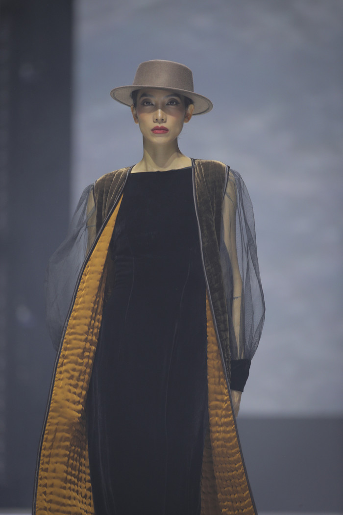 Những đường viền áo tinh tế - một trong những dấu ấn độc quyền của Đức Hùng – tiếp tục chinh phục khán giả bằng sự lành nghề và khéo léo.