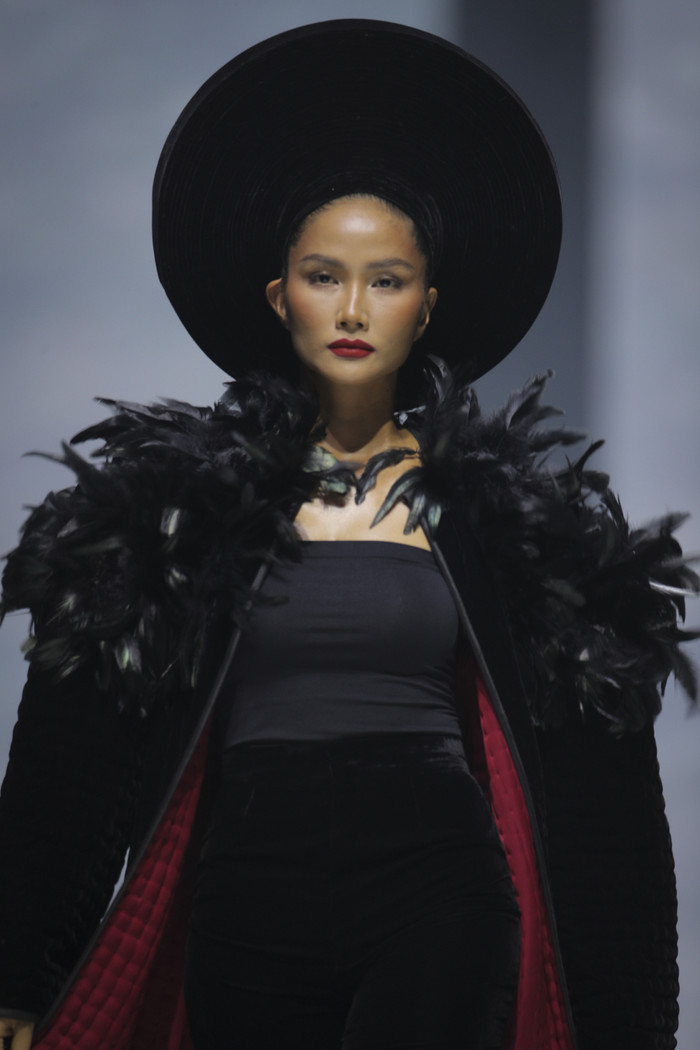 H'Hen Niê trình diễn tự tin, kỹ năng catwalk chuyên nghiệp. Điểm nhấn của bộ sưu tập nằm ở kỹ thuật tạo khối 3D phồng, xốp, cho phép các mảng hoa văn như những đóa hoa nở rộ trên nền nhung.