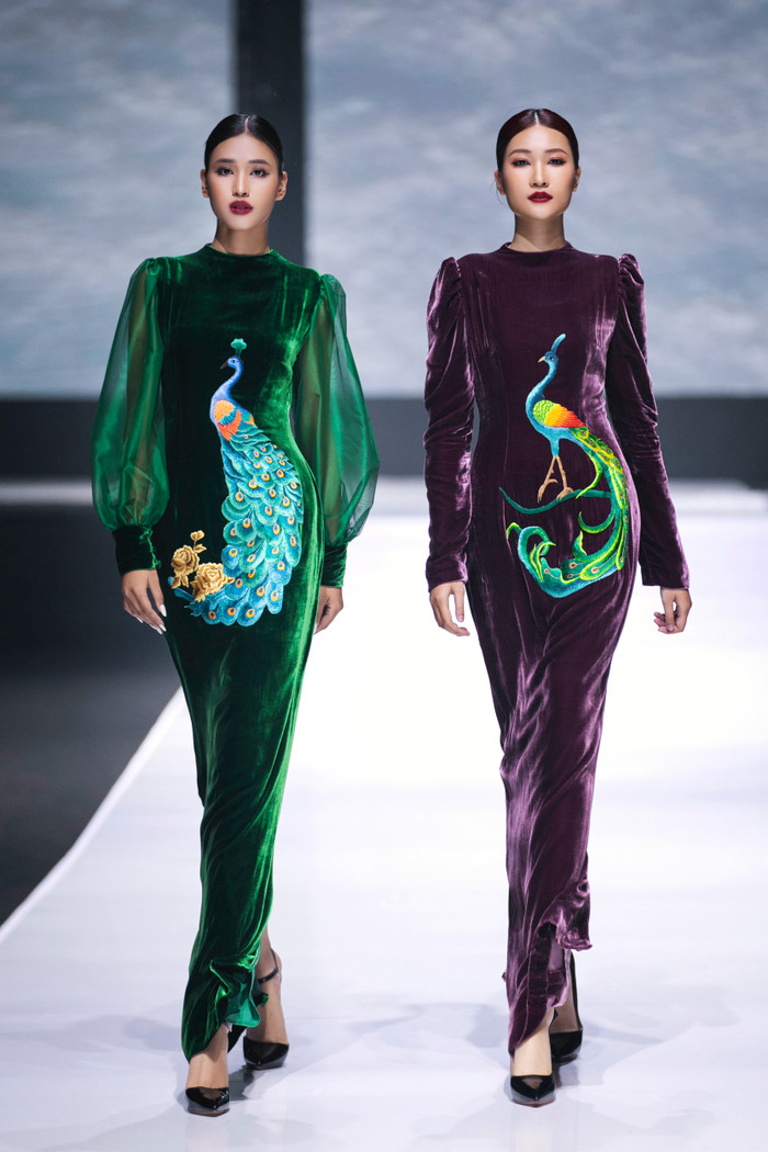 Với mỗi chi tiết, anh tạo nên những phom dáng đa dạng, như đầm phom xòe, tay đèn lồng hay váy quét đất, tạo nên sự thanh lịch và nét riêng không thể nhầm lẫn. Điểm vào đó là chất liệu lụa tơ mềm mại càng tôn lên vẻ đẹp óng ả, uyển chuyển trong từng bước di chuyển của người mẫu, khẳng định danh hiệu “phù thủy sắc màu” của nhà thiết kế.