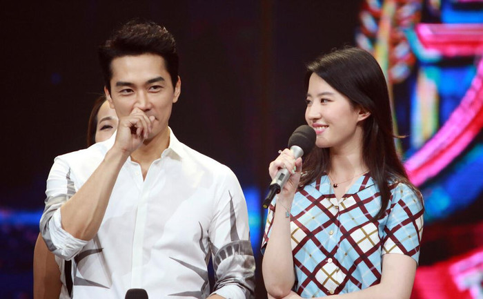 Là một cặp đôi nhưng khi đi quảng bá cho phim, Lưu Diệc Phi luôn giữ khoảng cách với Song Seung Hun chứ đừng nói đến chuyện nắm tay hay có cử chỉ thân mật.