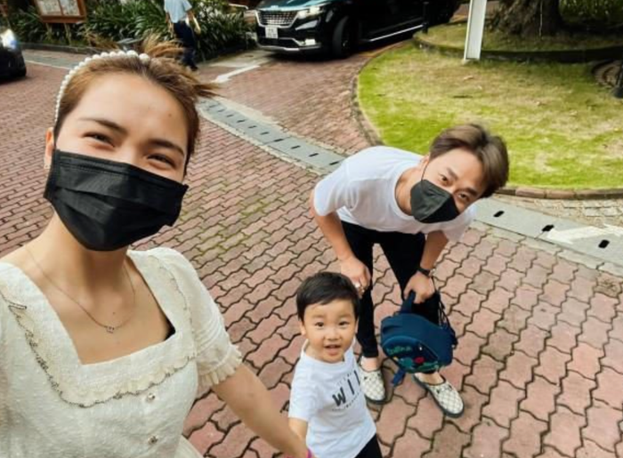 Sau chia tay, thiếu gia Minh Hải và Hoà Minzy thi thoảng vẫn gặp gỡ, vui vẻ chụp ảnh cùng con trai.