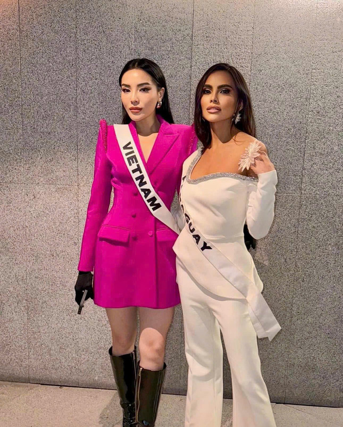 Hoa hậu Kỳ Duyên mang mốt không quần đến buổi ra mắt vương miện mới của Miss Universe, tự tin đọ sắc cùng thí sinh Paraguay.