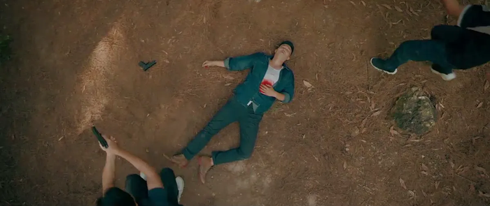 Phùng nổ súng vào Long ở những tập cuối Độc Đạo.