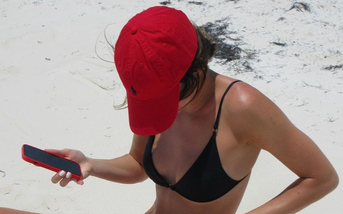 Nữ người mẫu 'thoát y' trong buổi chụp hình gây 'đỏ mặt' Ảnh 2