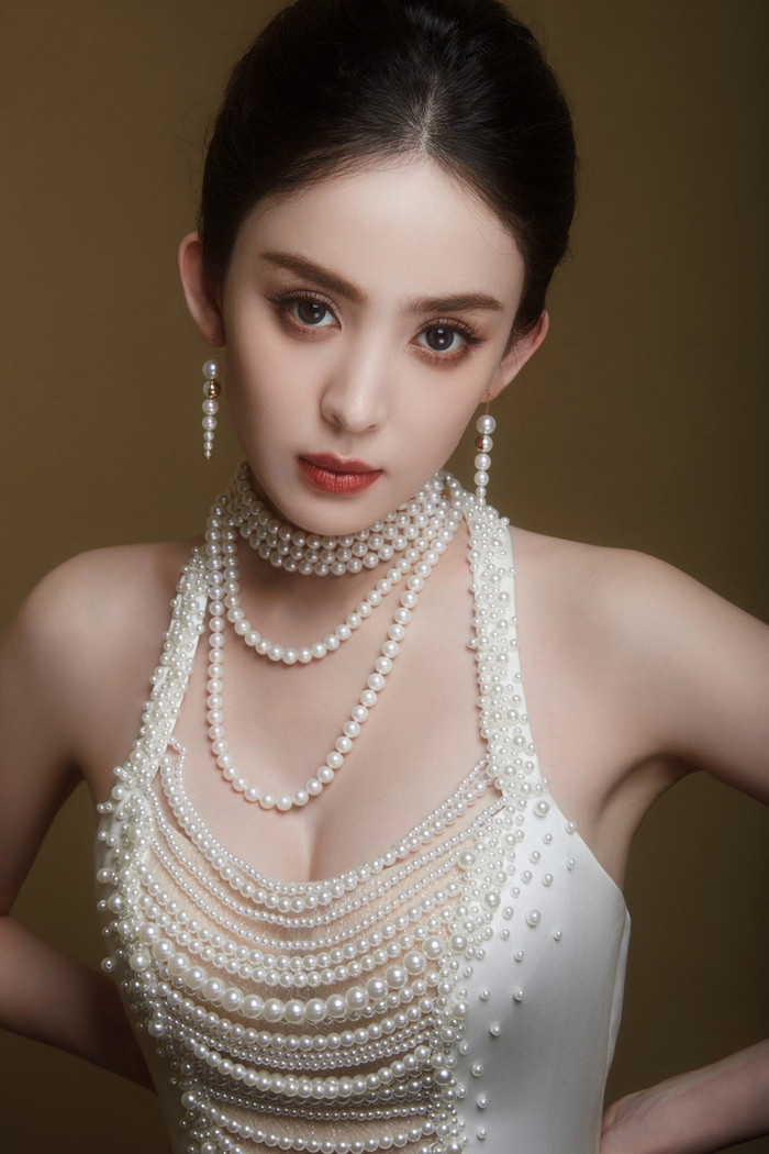 Sắc vóc ấn tượng của mỹ nhân Tân Cương Cổ Lực Na Trát.