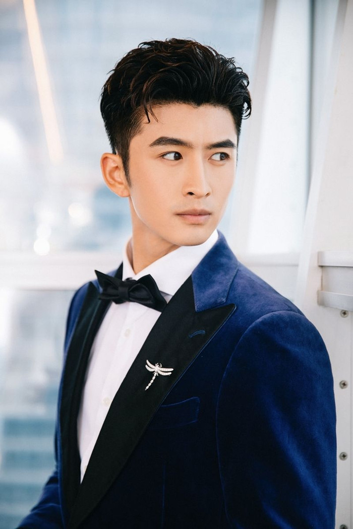 Vẻ ngoài điển trai của Trương Vân Long.